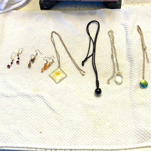 Jewelry bundle! Gently used and cleaned with Mr clean. - Picture 1 of 6